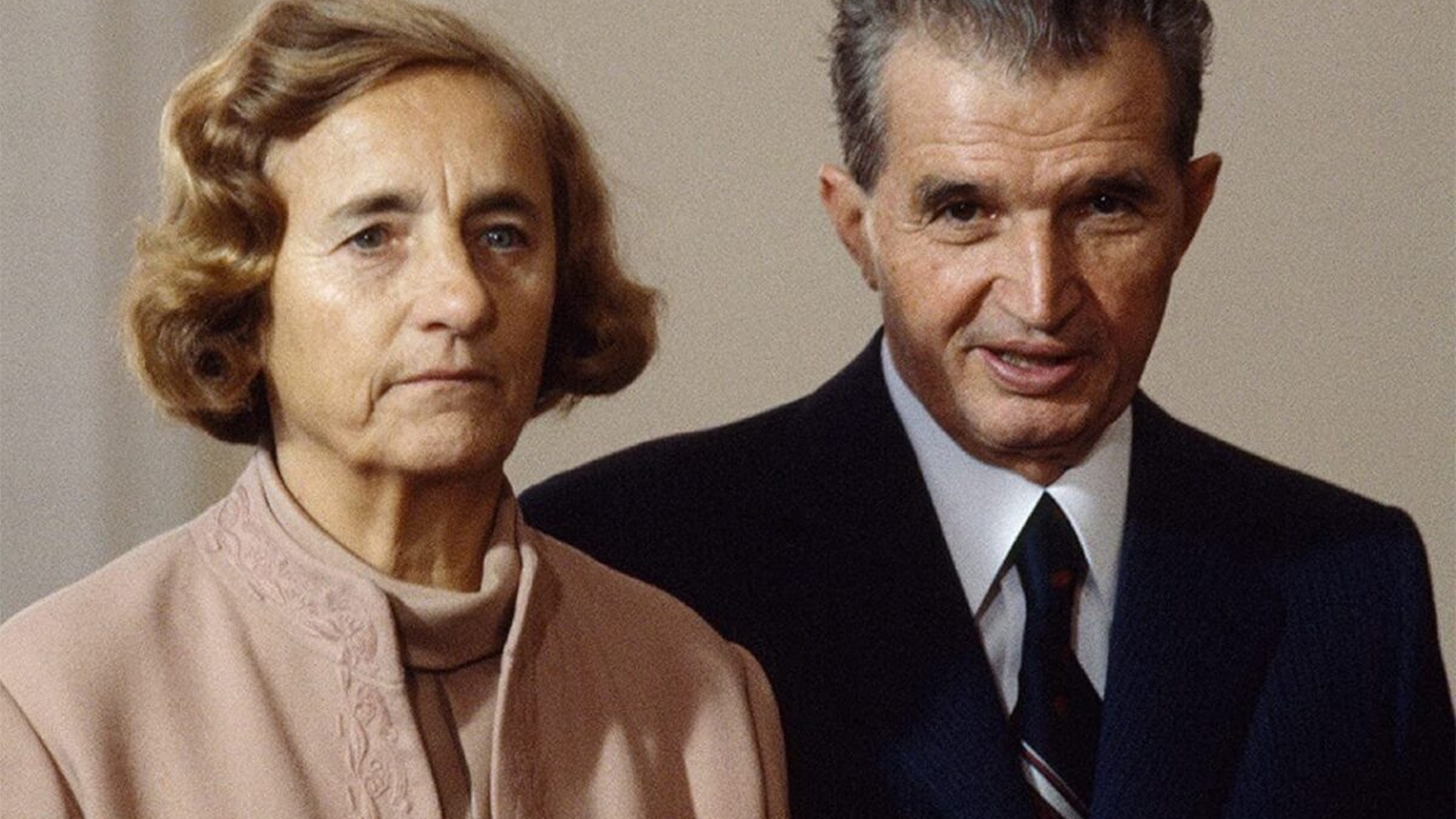 Geanta de lux a Elenei Ceaușescu, scoasă la licitație! Suma uriașă pe care o poate atinge