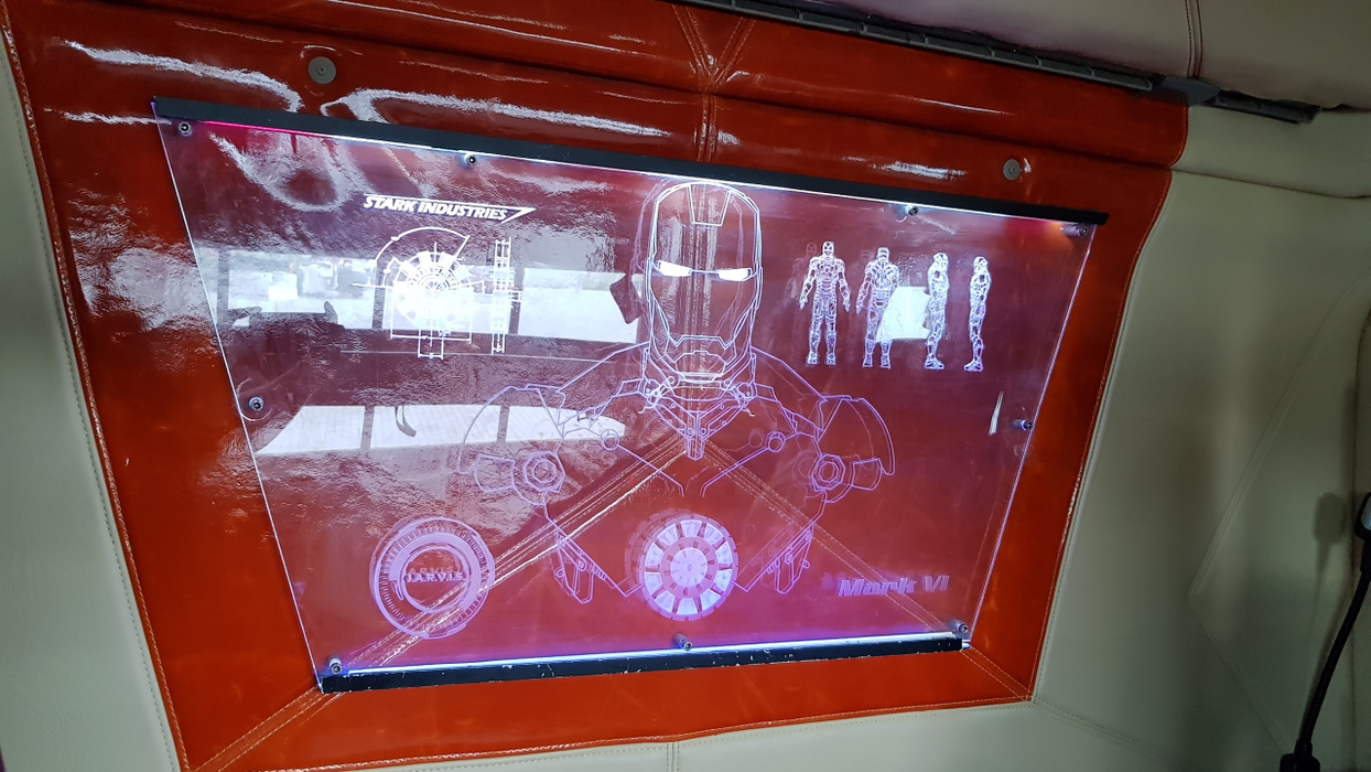 Detaliile din cabină respectă cu sfinţenie tematica filmului "Iron Man"