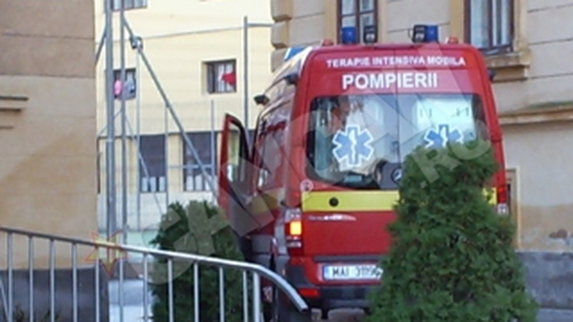 Suparat pe viata! Un barbat a aruncat cu pietre in ambulanta care urma sa-l transporte si a muscat un paznic de la spitalului