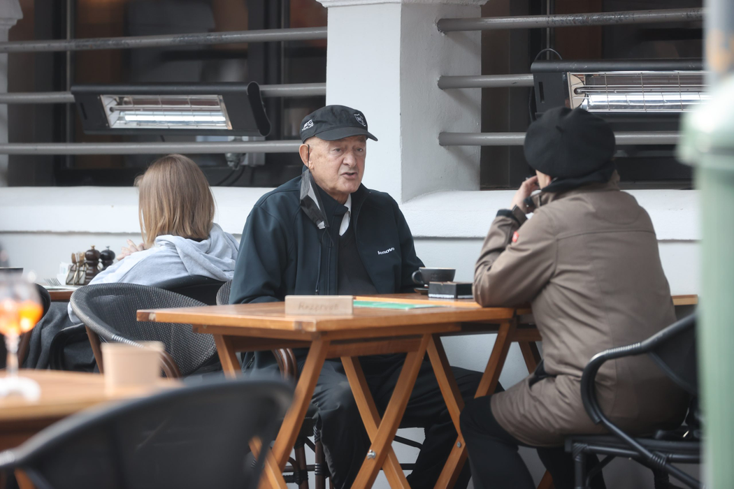 Mihai Tatulici, la o cafea și o țigară neagră alături de o amică (Foto: CANCAN.RO)