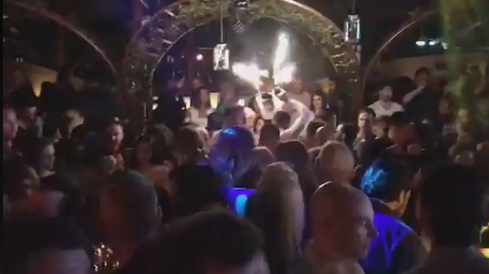 CANCAN.ro a transmis LIVE de la evenimentul anului! S-a deschis cea mai mare şi mai scumpă şampanie comandată în România: dinozaurul rose de 9 litri!