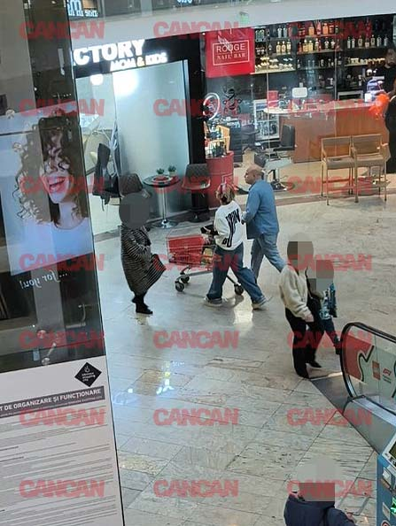 Giulia Anghelescu și soțul, shopping cu țintă precisă. Vlad Huidu s-a lipit de o crăciuniță