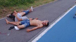 “Zombie” pe malul Mureșului! Cum au fost fotografiați 3 tineri