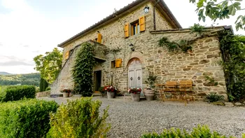 O vilă din Toscana se vinde la preț de penthouse în București. Are piscină, livadă și vie