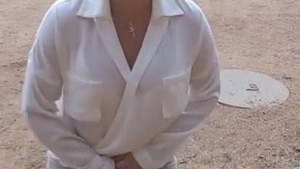 Această tânără sexy s-a filmat în timp ce îşi ridica fusta, apoi... Nimeni nu se aştepta la aşa ceva!