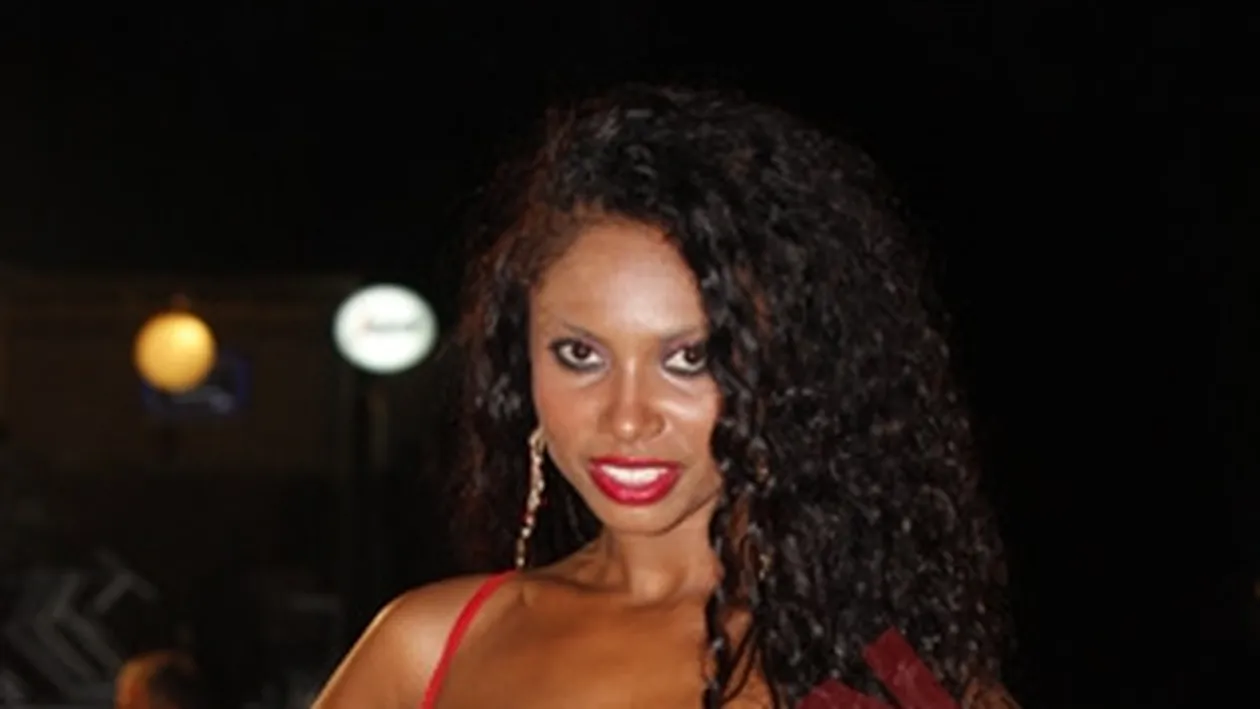 Laurette, vedeta in propria colectie, alaturi numai de modele de culoare!