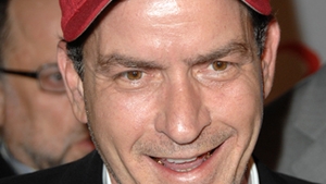 Charlie Sheen isi muta fostele neveste langa el