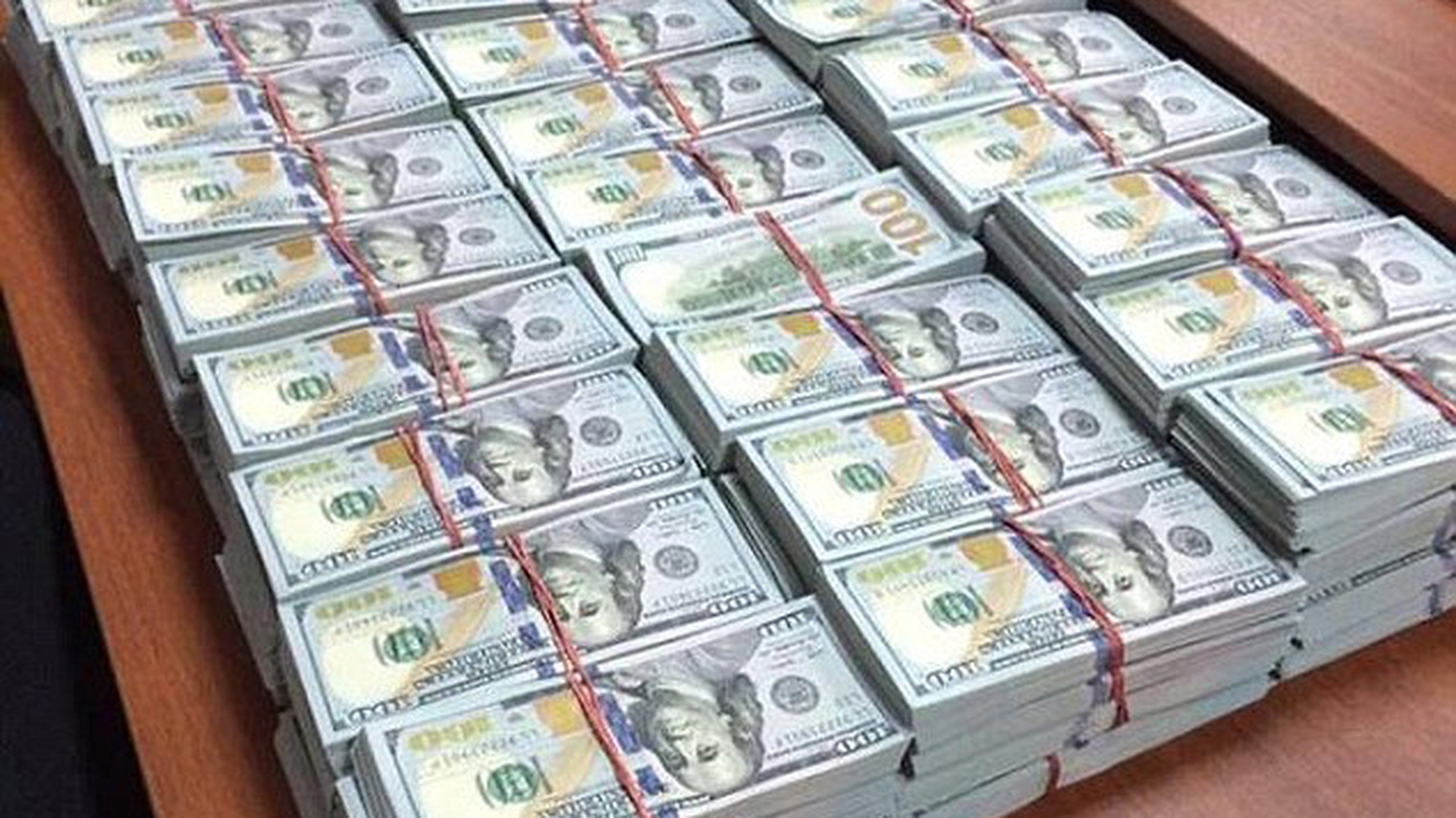 Razie! Poliţia a descoperit peste 122 milioane de dolari, bani gheaţă, în apartamentul şefului agenţiei anticorupţie din Rusia