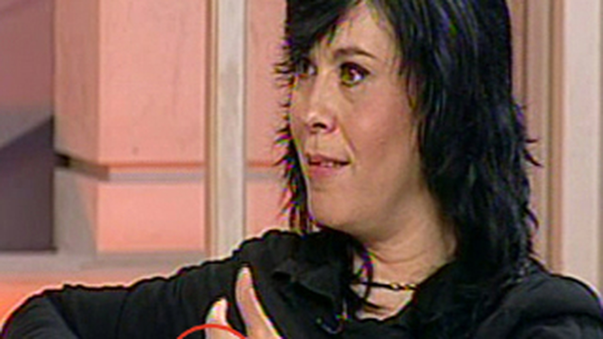 Ceruta in casatorie de iubitul ei, Moculeasca i-a dat degetul mijlociu! Vezi unde poarta inelul de logodna perversa batrana