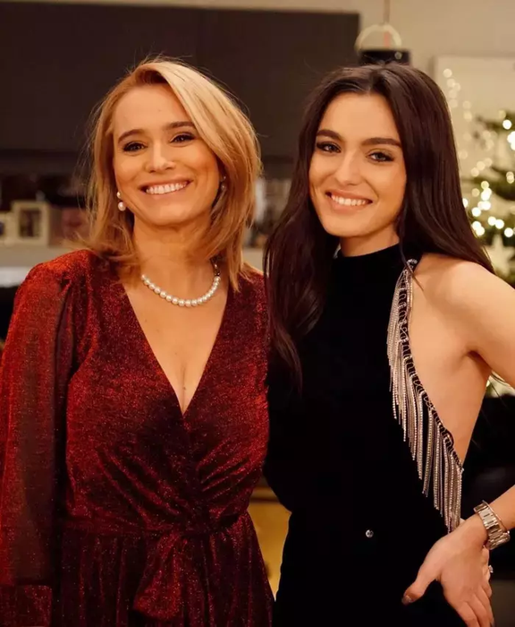 Andreea Esca, ţinută bizară la nunta Roxanei Hulpe. Au rămas uimiţi când au văzut ce „pantofi” a purtat în picioare: „Te face să…”