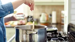 Cum să „repari” ciorba, dacă ai scăpat prea multă sare. Ingredientul „salvator” pe care orice român îl are în casă