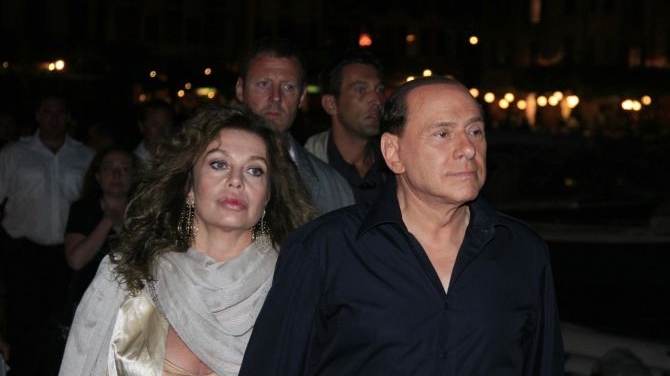 Silvio Berlusconi ii va plati lunar 300.000 de euro sotiei sale!