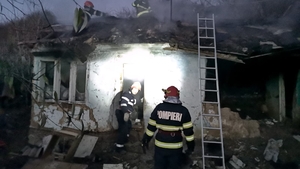Incendiu puternic în Panciu. Pompierii s-au luptat 2 ore cu flăcările