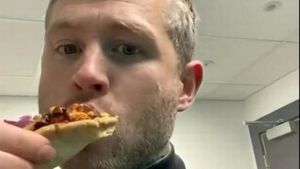 Cum s-a transformat corpul acestui tânăr, după ce a mâncat 10 felii de pizza zilnic - dimineață, la prânz și seara -, timp de o lună