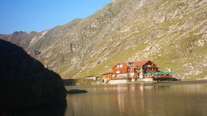 Ei sunt românii care au construit Transfăgărăşanul şi s-au întors la faţa locului după 40 de ani!