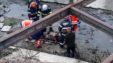 Tentativă de sinucidere sau accident?! Un bărbat din Argeș a ajuns în stare gravă, după ce a căzut de pe un pod dezafectat