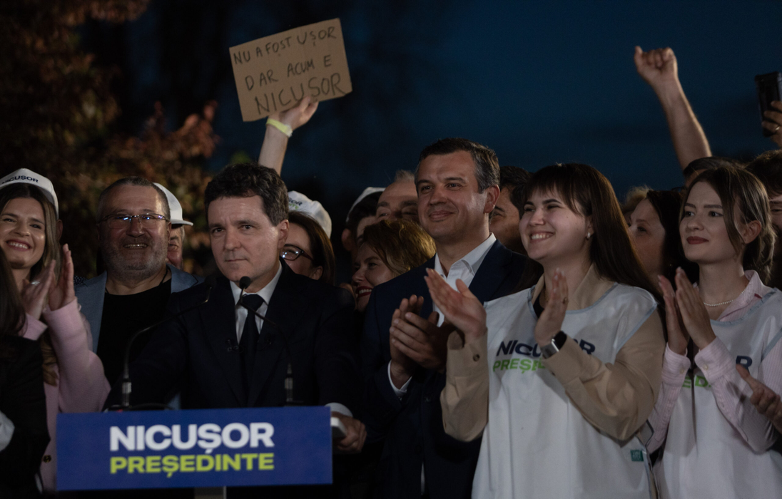 Candidatul independent la alegerile prezidentiale, Nicusor Dan, sustine un discurs dupa aflarea exit-poll-urilor, in Bucuresti Foto: Mediafax/ Alexandra Pandrea