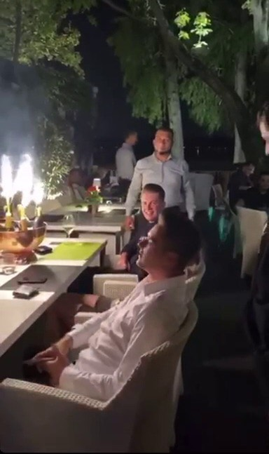 Abi Talent a dat buzna la masa lui Selly cu o frapieră plină de șampanii