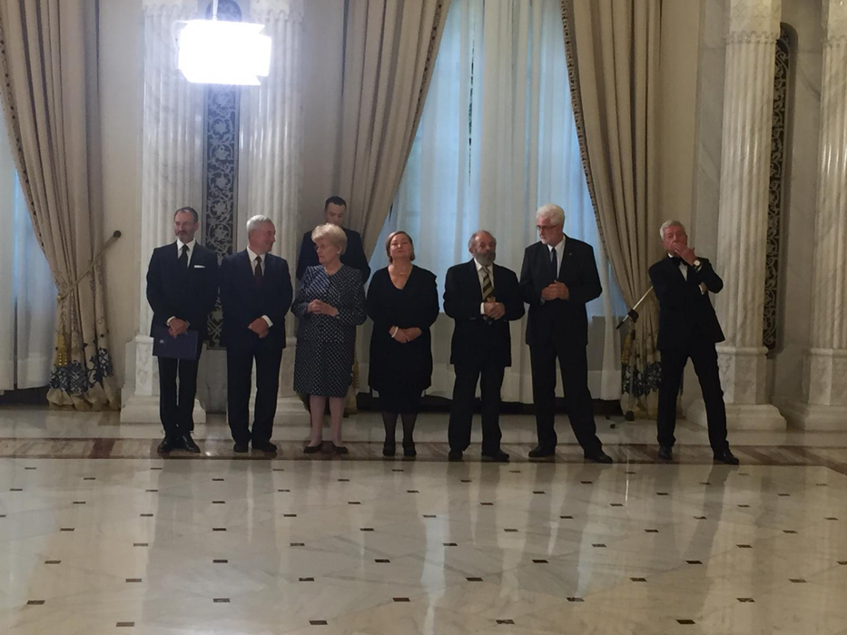 Președintele României s-a înclinat în fața lui Ion Dichiseanu și a altor șase mari nume ale culturii și artei