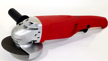 NENOROCIT PE VIATA! Un baietel de trei ani a fost taiat pe fata cu flexul!