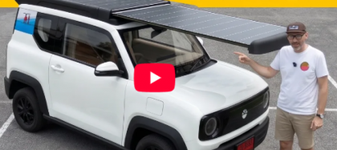 Video – Mașina electrică de 20 CP care se încarcă de la soare. Are panouri extensibile și autonomie de 151 km
