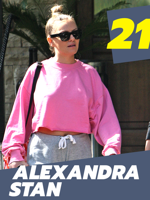 TOP 30 sexy-vedete care și-au scos abdomenul la ”interval”! Antonia, Alexandra Stan și Otniela n-au avut ”milă” de trecători!