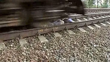 Un tanar a fost accidentat grav de un tren de persoane, dupa ce a adormit pe terasamentul caii ferate