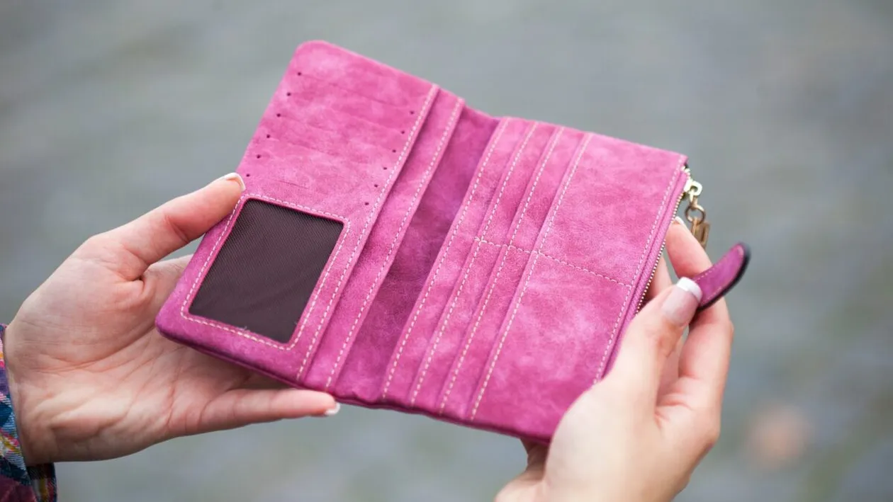 O bătrânică de 81 de ani a găsit un portofel pierdut, în care se aflau 1.000 de euro. Incredibil ce a făcut cu el