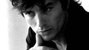 Povestea incredibila a unei fotografii cenzurate: Alain Delon a devenit nefumator fara sa stie!