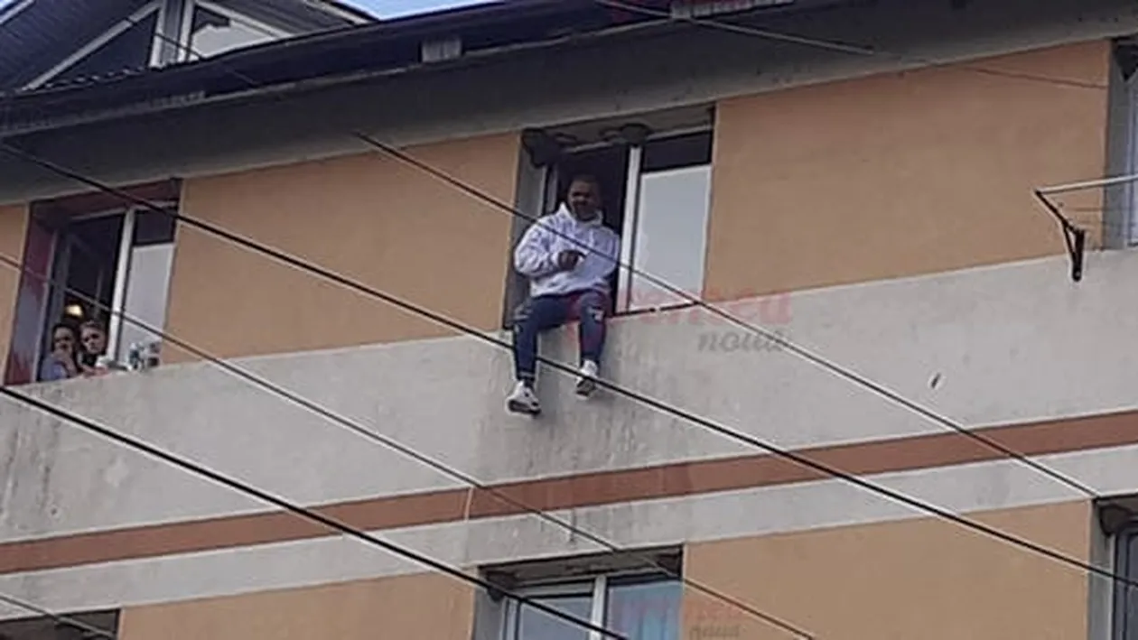 Protest inedit în Bârlad! S-a urcat pe un bloc și a amenințat că se sinucide dacă nu i se îndeplinesc dorințele