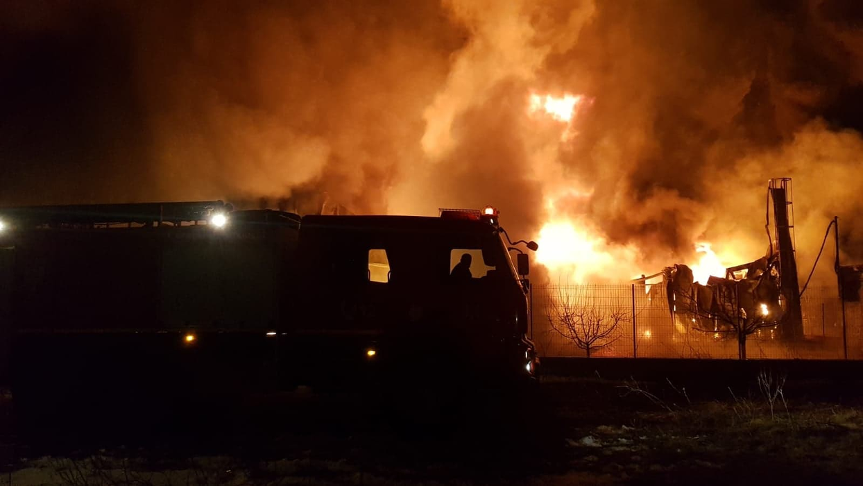 Incendiu puternic în Ilfov, arde o hală de producție! A fost transmis mesaj de avertizare a populație pe RoAlert