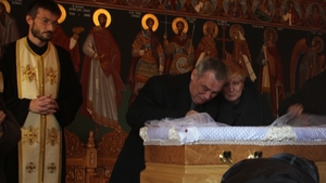 N-ai cum sa ramai indiferent cand le vezi durerea! Fotografii tulburatoare de la inmormantarile care au socat Romania in 2013!
