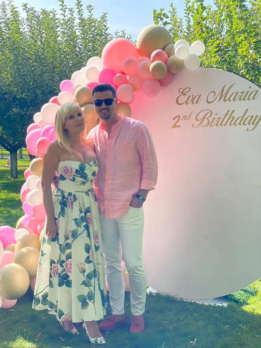 Elena Udrea, într-o rochie foarte decoltată și strâmtă pe bustul generos. Ea și Adrian Alexandrov își sărbătoresc azi fetița. Eva Maria a avut ținuta asortată cu a mamei sale