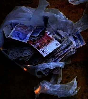 În sacoșe erau bancnote de 20 și 50 de lire