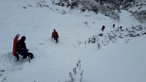 Trei turiști surprinși de avalanșă în Munții Călimani. Unul dintre ei a murit