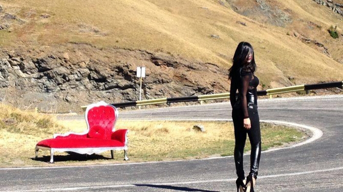 Adelina, "dominatoarea"! Imaginea care i-ar provoca atac de cord lui Liviu Varciu! A colindat serpentinele de pe Transfagarasan pe tocuri de 15 cm, imbracata cu pantaloni de piele negri !