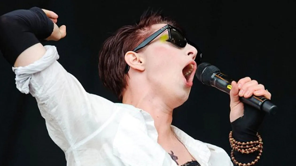 Gafa URIASĂ a unei vedete! Un sân i-a scăpat din sutien pe scenă, iar părul de la subrat i-a scârbit pe fani