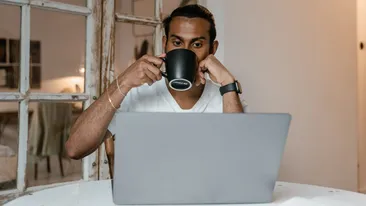 Puțini români știu aceste lucruri! Câte cafele trebuie să bem pe zi și câte ore trebuie să dormim, în fiecare noapte