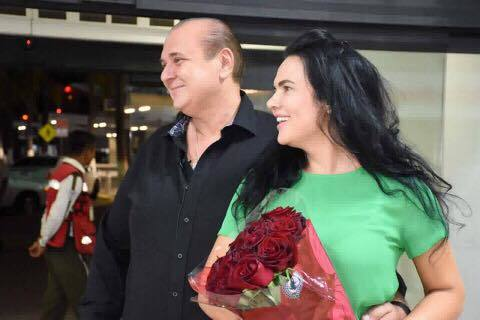 Ce surpriză i-a făcut milionarul pe aeroport: a adus o trupă de cântăreţi şi… Primele imagini cu noua iubită a lui Nick Rădoi