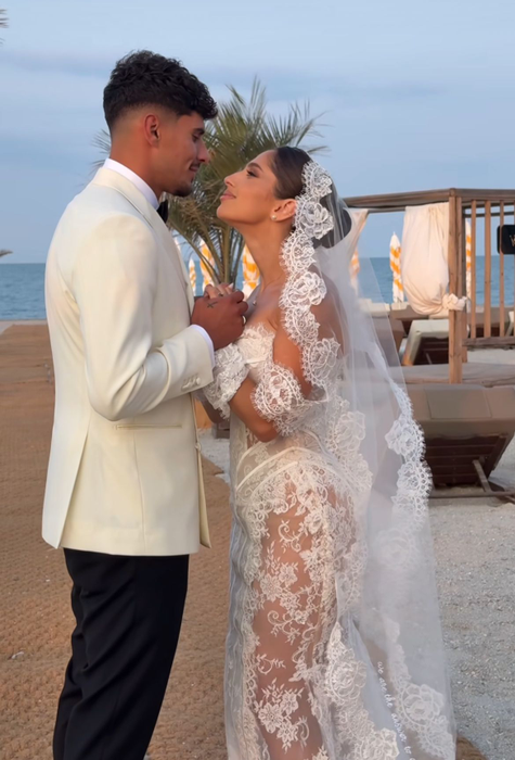 Ioana, rochie de mireasă îndrăzneață! Toți invitații s-au uitat lung la soția lui Florinel Coman