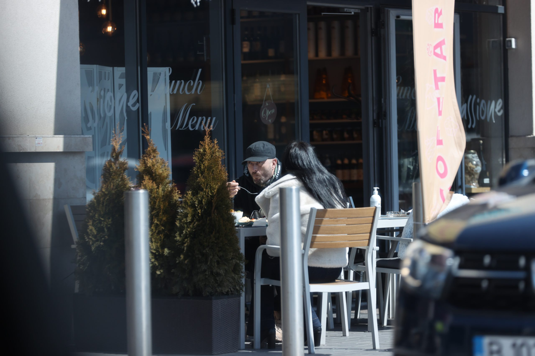 Cheloo și bruneta misterioasă au mâncat, au băut o cafea și au fumat (Foto: CANCAN.RO)