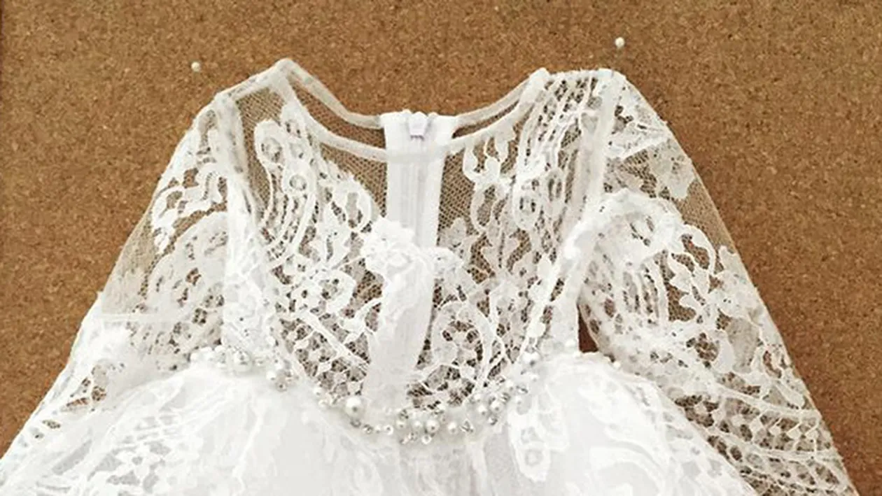 Povestea rochiţei de 35 cm despre care vorbeşte tot Internetul!