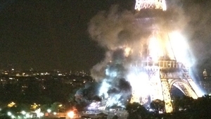 Panică la Paris, imediat după carnagiul din Nisa! Turnul Eiffel învăluit de un nor negru de fum
