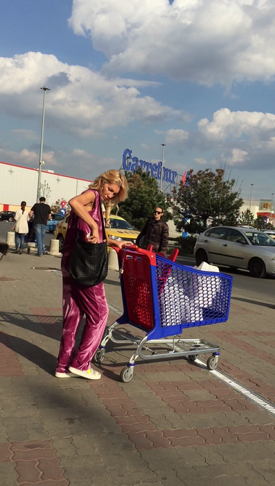 Alina termină de trimis mesajele şi bagă telefonul în geantă