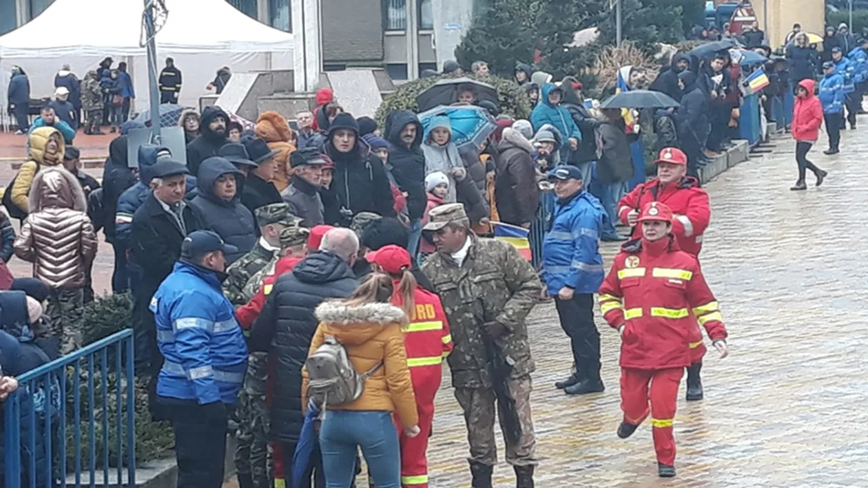 Incident la parada militară. Senatoarea Cristina Socheci a alergat spre militarul căzut ca secerat