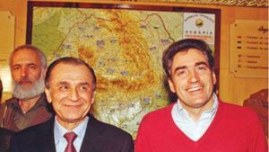 Petre Roman, adio pulover roșu! Cui rămâne celebra piesă vestimentară purtată la Revoluție. Oana Roman nu se așteaptă la asta