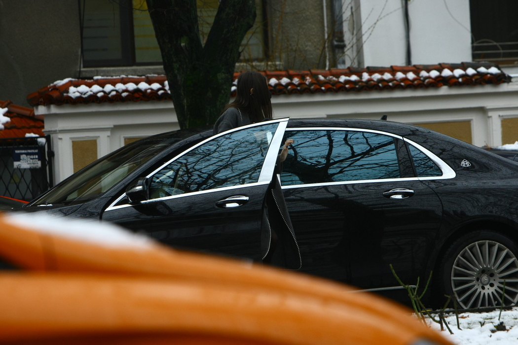 Fiica sexy-impresarei Anamaria Prodan a răvășit Capitala cu un Maybach de 200.000 de euro