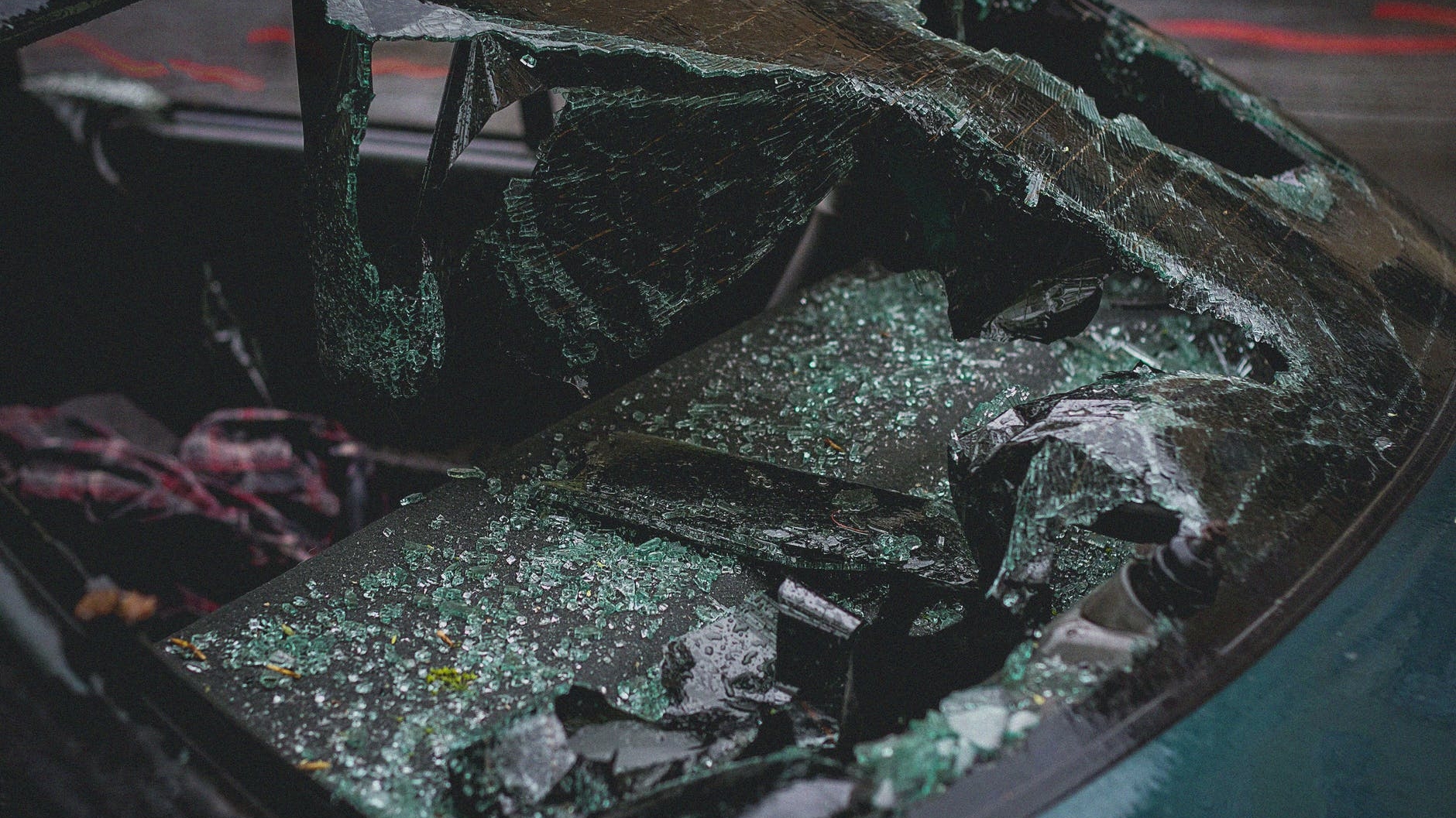 Sfârșit tragic! Un tânăr și-a pierdut viața și alți doi au fost răniți. Tot mai multe accidente pe drumurile din România