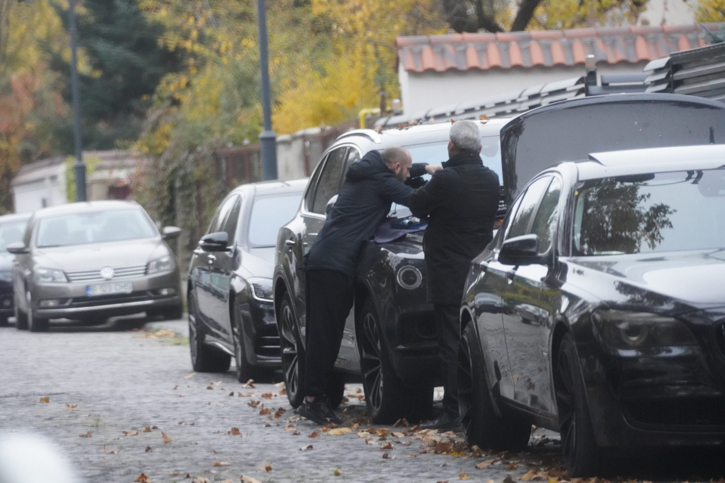 Stere Halep asistă la repararea bolidului, în stradă