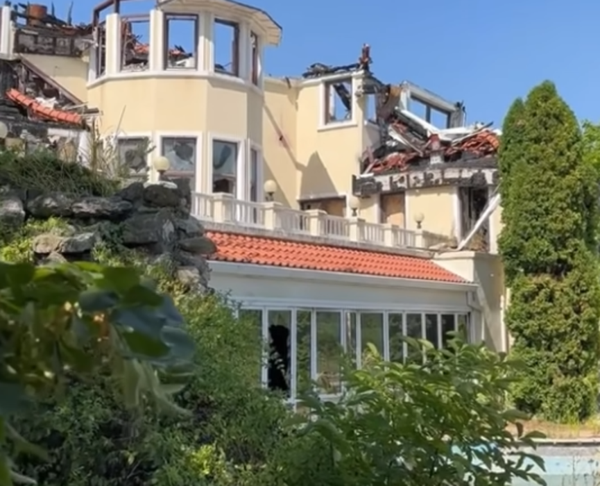 Ce se întâmplă acum la celebra vilă de la Izvorani a lui Irinel Columbeanu? A ajuns o ruină